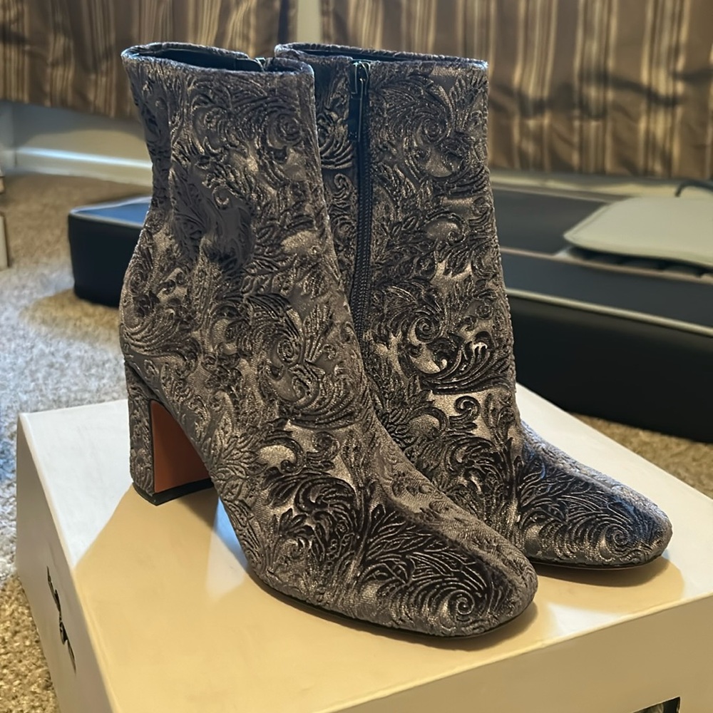 Marc Fisher size 5.5 Booties
